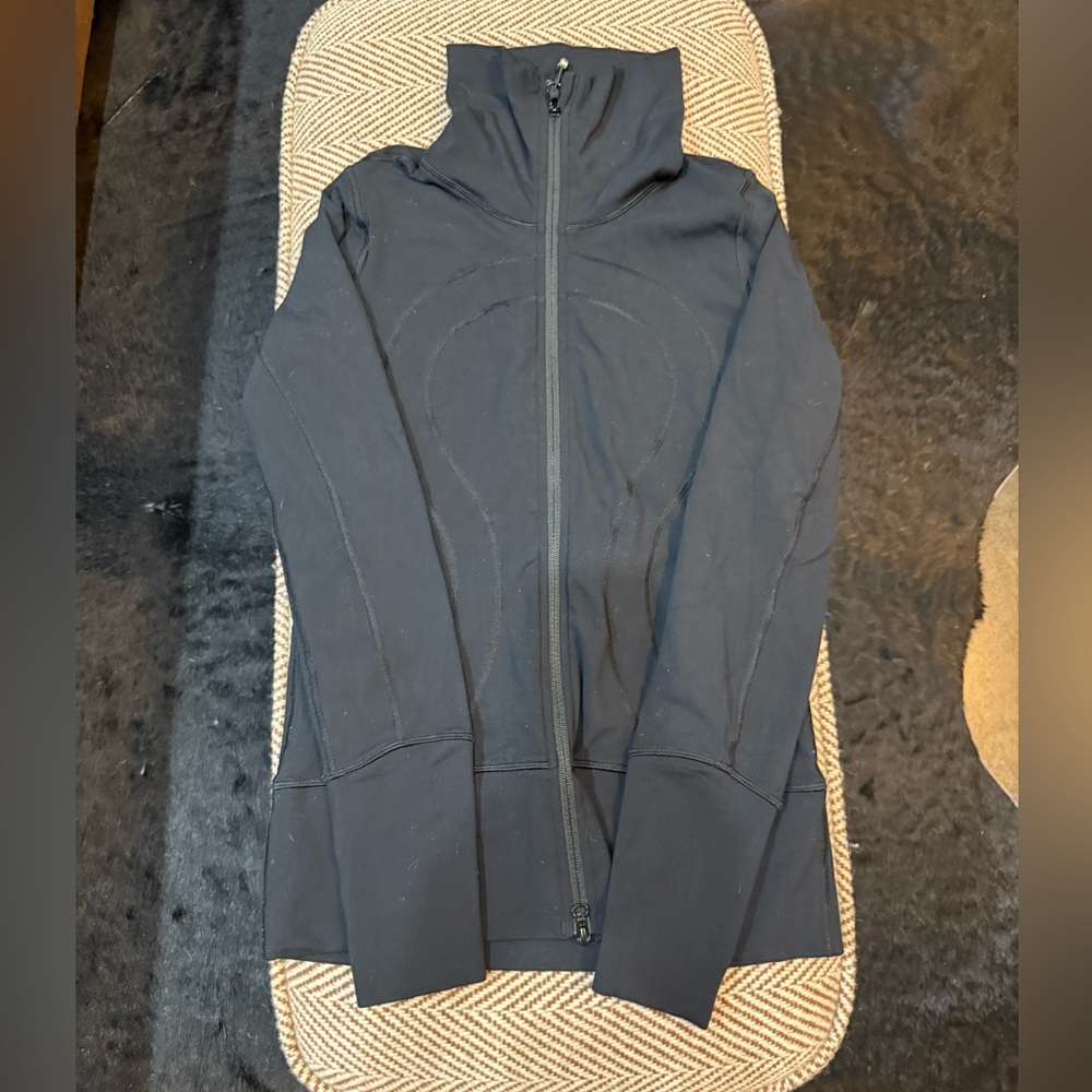 Lululemon zip front stretchy black jacket with thumb holes.